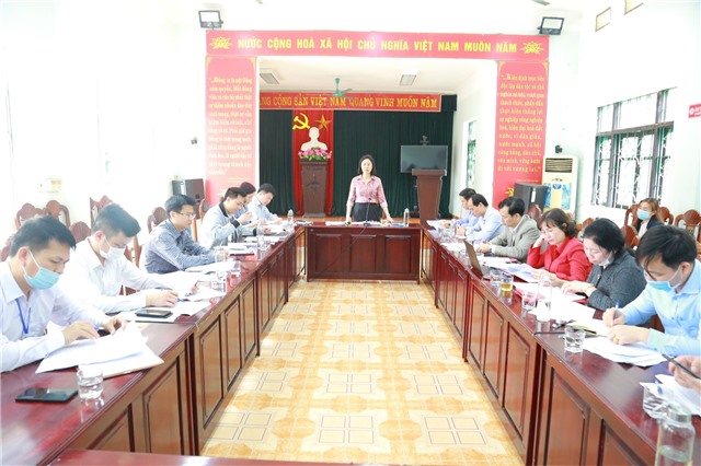 Đồng chí Vũ Thị Mai Anh, Phó Bí thư TT Thành ủy làm việc tại xã Hòa Bình
