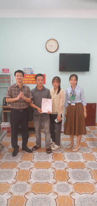 Trao giấy chứng nhận kết hôn cho công dân xã Hòa Bình
