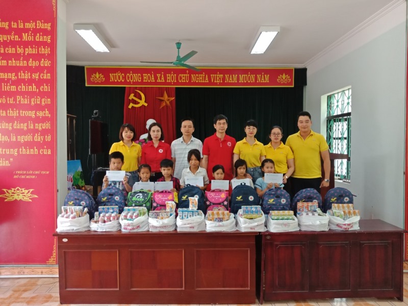 Hội Chữ thập đỏ thành phố Hạ Long phối hợp với Bưu điện thành phố Hạ Long tặng quà cho các em học sinh có hoàn cảnh khó khăn trên địa bàn xã Hòa Bình nhân dịp Tháng hành động vì trẻ em năm 2022