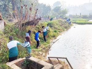 Khối MTTQ và các tổ chức CT-XH thành phố dọn vệ sinh môi trường tại phường Tuần Châu 