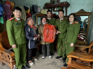 Đội Cảnh sát kinh tế thành phố Hạ Long phối hợp Công an xã Hoà Bình tặng quà 05 gia đình khó khăn trên địa bàn trong dịp tết Giáp Thìn 2024 