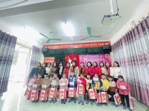 Trường Mầm non Cao Xanh phối hợp với trường Mầm non Hòa Bình tặng quà cho trẻ em có hoàn cảnh khó khăn của nhà trường