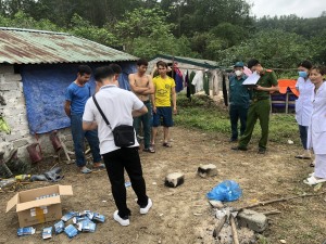 Công an xã Hòa Bình, thành phố Hạ Long tổ chức xét nghiệm ma túy đối với các lán trại công nhân tạm trú trên địa bàn xã. 